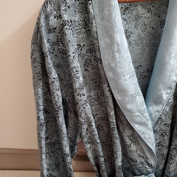 Victoria's Secret Robe - Picture 4 of 8